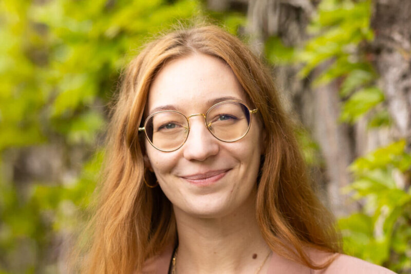 Laura Maria Wallner von MINT Salzburg steht im Grünen und lächelt