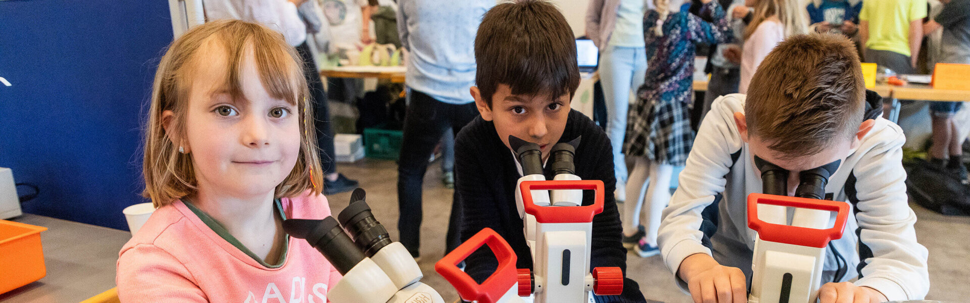 Mikroskopieren und Staunen: Kinder entdecken die Welt im Kleinen bei der MINT-Fair 2025