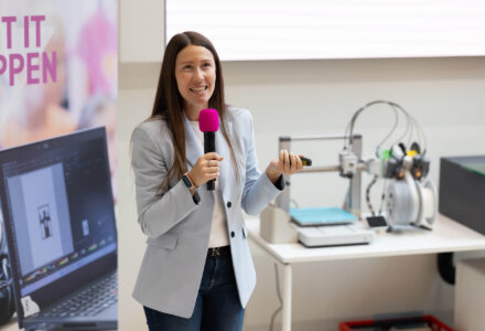 Referentin Cilia Rücker spricht in Mikrofon, im Hintergrund technische Geräte