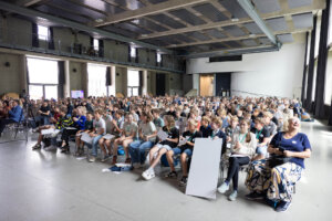 Schüler:innen, Lehrpersonen und Gäste verfolgen das Finale der MINT Challenge 2026.