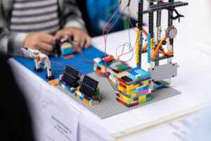 Ein Technikprojekt mit Solarmodulen, Sensoren und Bausteinen wird an einem Projektstand präsentiert.