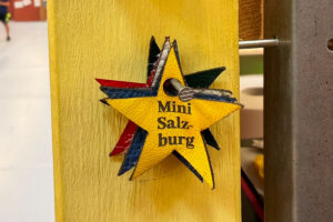 Ein selbst gestalteter Schlüsselanhänger in Sternform aus dem Makerspace.