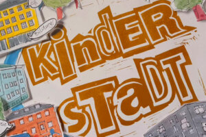 Der Schriftzug „Kinderstadt“ auf einem Plakat.