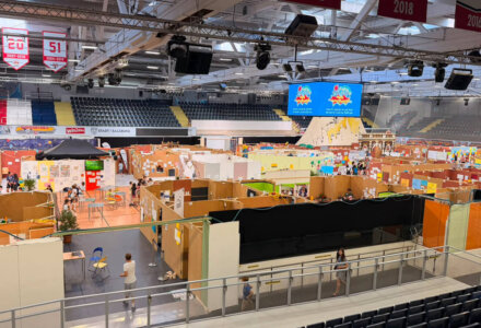 Blick über die Kinderstadt Mini-Salzburg in der Eisarena.